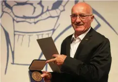  ?? FOTO: WIELAND FISCHER ?? Jürgen Meister hat die Myconius-Medaille 2022 der Stadt Gotha in der Stadthalle verliehen bekommen.