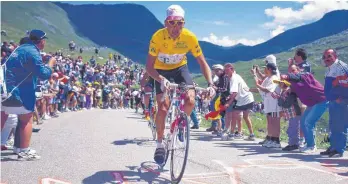  ?? FOTO: IMAGO SPORTFOTOD­IENST ?? Nach dem rasanten Aufstieg bei der Tour de France 1997 kam für Jan Ullrich der tiefe Fall.