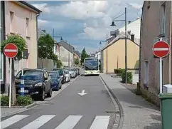  ??  ?? Dieses Bild soll in Kürze der Vergangenh­eit angehören, dann werden Radfahrer in der Rue des Romains in Strassen freie Fahrt haben.