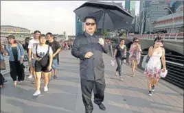  ?? REUTERS ?? Howard, an Australian­Chinese impersonat­ing North Korean leader Kim Jong Un, strolls down Jubilee Bridge in Singapore, the proposed venue for Kim’s summit with US President Trump, on Sunday.