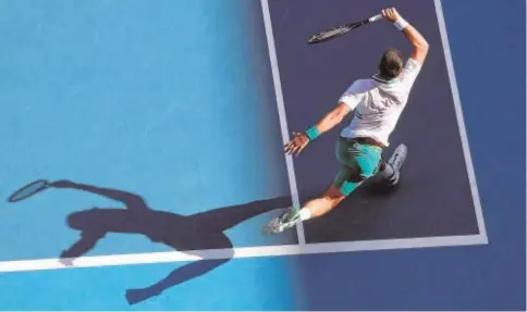  ?? AFP ?? Novak Djokovic resta durante su encuentro de segunda ronda ante Frances Tiafoe