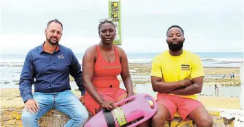  ?? Picture: SUE MACLENNAN ?? WORRYING THEFT: The NSRI’s Juan Pretorius and lifeguards Asavela Gwele and Sonwabile ‘Chicco’ Mamani monitor safety at Kenton-on-Sea’s Middle Beach Pink Rescue Buoy station at the start of the holiday season. Unfortunat­ely, some pink buoys have been stolen during this holiday season, the NSRI says, possibly costing someone their life.