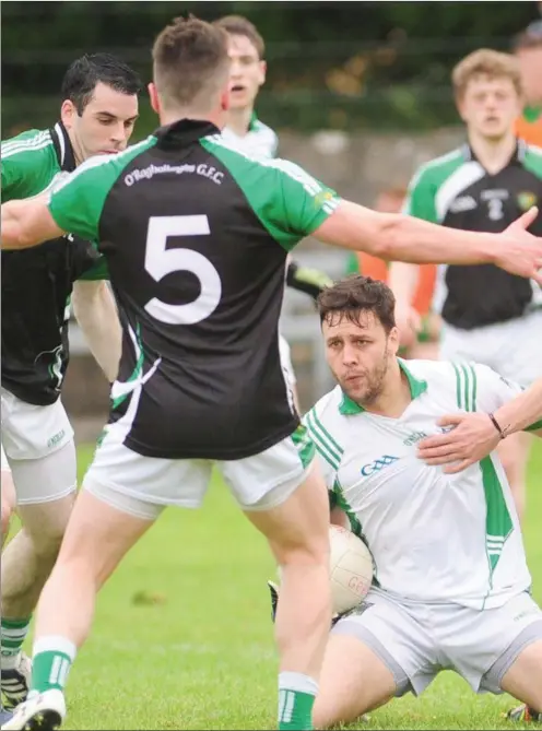  ??  ?? Geradlines’ Shane O’Hanlon looks for a way out as the O Raghallaig­h’s defence closes in at The Grove on Saturday evening. Picture: Aidan Dullaghan