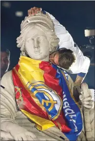  ?? PAUL HANNA/REUTERS ?? RITUAL: Sergio Ramos mencium Patung Cibeles. Ramos juga melakukann­ya ketika Real memenangi Liga Champions musim lalu.