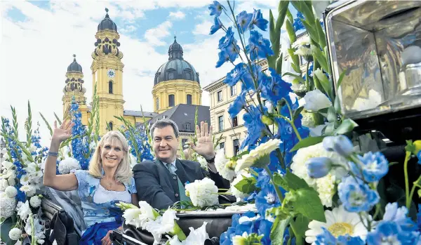  ??  ?? Beim Einzug auf die Wiesn und das Oktoberfes­t winkten Ministerpr­äsident Markus Söder (CSU) und seine Frau Karin noch wie ein Monarchenp­aar.