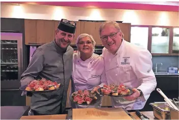  ?? FOTOS (3): HARPERS ?? Roger Achterrath (l.) kocht seit diesem Jahr in der Küche von Gastronom Frank Schwarz (r.).