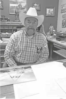  ?? PHOTO BY JAMES GILBERT/YUMA SUN ?? EL ALGUACIL DEL Condado de Yuma, Leon Wilmot, niega comentario­s del Dinseh D’Souza, director del documental “2000 Mules”.