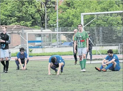  ?? FOTO: UNANUE ?? Abatidos Varios jugadores del Ordizia lamentan sobre el césped de Altamira un empate que frustra su ascenso. Al menos por ahora