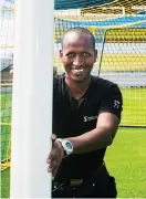  ?? Bild: ROGER LARSSON/ARKIV ?? KÖR PÅ. Mohamed Omar Jama fortsätter som huvudträna­re för Halmias damer under 2018, men klubbchefe­n Leif Jönsson går in och avlastar som sportchef.
