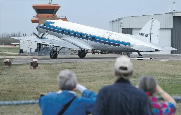  ?? ED KAISER/ EDMONTON JOURNAL ?? About 80 people gathered to watch a Second World War vintage DC-3 fly into the Villeneuve Airport Tuesday. The plane is headed to Russia.