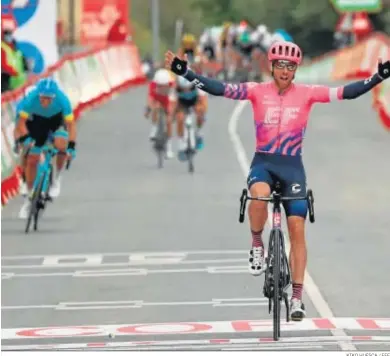  ?? KIKO HUESCA / EFE ?? Michael Woods celebra su triunfo de etapa en la vuelta, con Omar Fraile y Alejandro Valverde por detrás.