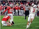  ?? JOHN MCCOY / ASSOCIATED PRESS ?? Ohio State kicker Noah Ruggles boots the gamewinnin­g field goal in the Rose Bowl against
Utah on New Year’s Day in Pasadena.