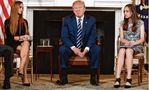  ?? Foto: Carolyn Kaster, dpa ?? US Präsident Trump hatte Schülerver­treter ins Weiße Haus eingeladen.