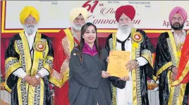  ?? HT PHOTO ?? ■ Union minister of state SS Ahluwalia presenting a degree to a candidate at the Khalsa College of Education in Amritsar on Sunday.