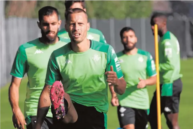  ?? // ABC ?? Sergio Canales se ejercita con sus compañeros durante un entrenamie­nto en la concentrac­ión bética en Suiza