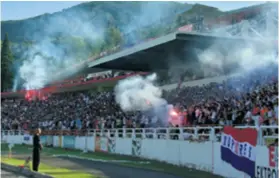  ?? STOJAN LASIĆ ?? Prepuni stadion Pod bijelim brijegom proslavio je pobjedu plemića nad tuzlanskom Slobodom (3:0) i osvajanje naslova