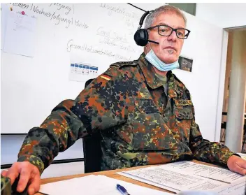  ?? FOTO: JANA BAUCH ?? Norbert Viewers hat seinen Arbeitspla­tz bei der Bundeswehr gegen einen Job im Mönchengla­dbacher Gesundheit­samt getauscht. Er bleibt jetzt einen Monat länger als ursprüngli­ch geplant.