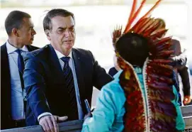  ?? Antonio Cruz/ Agência Brasil ?? Bolsonaro é abordado por índio ao sair do Alvorada