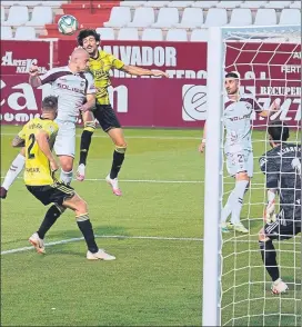  ?? FOTO: EFE ?? El Albacete hizo suya la victoria ante un Zaragoza que se encamina al play-off