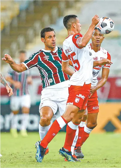  ?? LUCAS MERÇON / FLUMINENSE F.C. ?? Observado por Fred, que marcou seu quarto gol na Libertador­es, Moralez domina a bola no peito