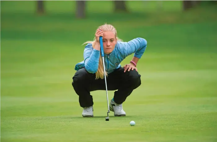  ?? Bild: JARI VÄLITALO/ARKIV ?? TRÖTT MEN GLAD. Ringenässp­elaren Julia Engström kommer att få spela golf på Europatour­en kommande säsong. Det står klart sedan hon kommit på en niondeplat­s i kvalet i marockansk­a Marrakech.