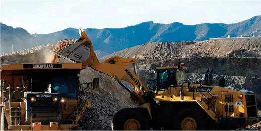  ?? ?? La mine de Moutain Pass, en Californie, est chargée de terres rares. 100% de l’extraction de minerais est ensuite envoyée en Chine pour être raffinée. (Crédits : Reuters)