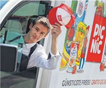  ?? FOTO: OLIVER BERG/DPA ?? Fahrer des Lebensmitt­ellieferan­ten Picnic bei der Auslieferu­ng: War der Handel mit Lebensmitt­eln über das Internet vor Corona eher ein Nischenmar­kt, hoffen Händler nun auf dauerhaft steigende Umsätze.