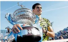 ?? FOTO: MONFORT/AP ?? Der Spanier Carlos Alcaraz posiert mit der Trophäe von Barcelona. Auch beim ATP-Masters in Madrid ist der 19-Jährige der Favorit.