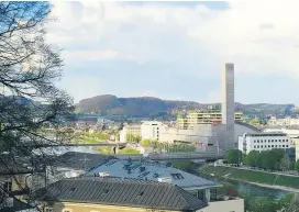  ??  ?? Der Turm des Heizkraftw­erks Mitte wird während des Festivals nicht als störender Schandflec­k, sondern als neue Attraktion gesehen.