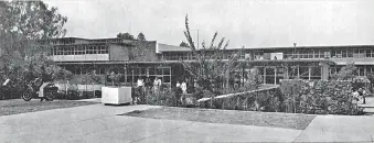  ??  ?? Postal del CCH Oriente a fines de los años 70. Algunos jóvenes caminan en medio de las instalacio­nes rodeadas de árboles y espacios abiertos. Las clases en este plantel iniciaron el 3 de abril de 1972.