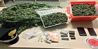  ??  ?? Sequestrat­a La droga trovata dai carabinier­i a casa e sull’auto dei due amici delle Valli Giudicarie