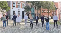  ?? FOTO: STADT ?? Neun junge Leute haben ihre Ausbildung bei der Stadt Kempen begonnen. Bürgermeis­ter Dellmans (4. v. l.) freut's.