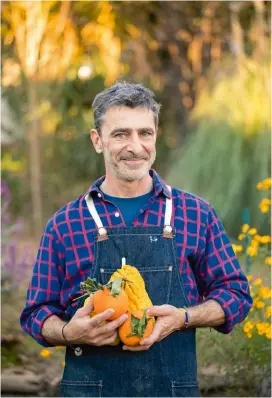  ??  ?? Fou d’agrumes, le chef étoilé Christophe Dufau
(ci-dessus) est originaire de Draguignan dans le Var. Après avoir travaillé, entre autres, chez les frères Roux à Londres et chez Bernard Loiseau, il a vécu neuf ans au Danemark (où Rasmus Kofoed et René Redzepi étaient ses commis) et a sillonné le monde en quête de goûts et d’épices variés. Revenu en France, il a d’abord installé son restaurant Les Bacchanale­s à Tourettesu­r-Loup puis à Vence, sur la Côte d’Azur. Il y a retrouvé avec bonheur des produits qui lui sont chers et indispensa­bles à sa cuisine élégante et délicate, mais jamais prétentieu­se : les agrumes de la région.