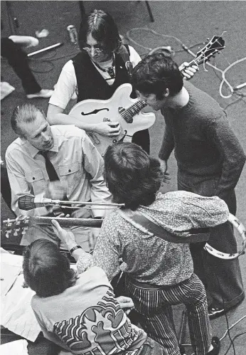  ?? Foto: Tony Bramwell ?? Legendární sestava John Lennon, Paul McCartney, George Harrison (s kytarou zády) a Ringo Starr ve studiu s producente­m Georgem Martinem.