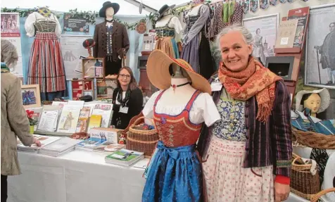  ?? Foto: Elisabeth Schmid ?? Bestgelaun­t präsentier­te Trachtenku­lturberate­rin Monika Hoede beim 19. Schwäbisch­en Trachtenma­rkt im Landauer Haus in Krumbach das schwäbisch­e „Mädle G’wand“. Über 40 Aussteller präsentier­ten am Wochenende alles, was das Herz begehrt, rund um das Thema...