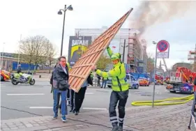  ?? IDA MARIE ODGAARD/RITZAU SCANPIX VIA AP ?? Former Danish Minister of Culture and current CEO of Danish Business, Brian Mikkelsen, left, assists Tuesday with the evacuation of paintings from the Boersen burning in Copenhagen.