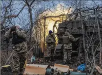  ?? DANIEL BEREHULAK/NYT ?? Ukrainian soldiers fire artillery rounds toward a Russian infantry position near Bakhmut, Ukraine, in March. The fall of Bakhmut, Ukraine says, does not signal defeat.