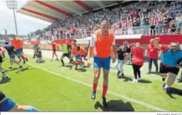  ?? ERASMO FENOY. ?? Pablo Ganet salta del banquillo al finalizar el Algeciras-Los Barrios.