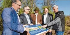  ??  ?? Reiner Erben, Michael Wörle, Hans Fürst, Peter Kraus und Nicolas Liebig eröffneten die neue Station am Dschungelp­fad, die auf die Bedeutung der Jagd hinweist.