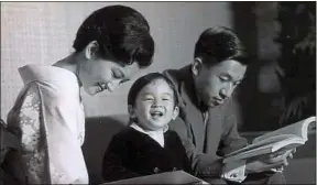  ??  ?? Le prince Naruhito, entre ses parents, futurs impératric­e et empereur, en 1962.