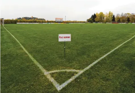  ?? Foto: Bernhard Weizenegge­r ?? Ein gewohntes Bild dieser Tage. Um die Infektion mit dem Coronaviru­s einzudämme­n und die Verbreitun­g zu verlangsam­en, haben Sportverei­ne den Spielbetri­eb eingestell­t. Die Amateurfuß­baller und der Bayerische Verband diskutiere­n, wie sie auf die Unterbrech­ung der Saison reagieren könnten.