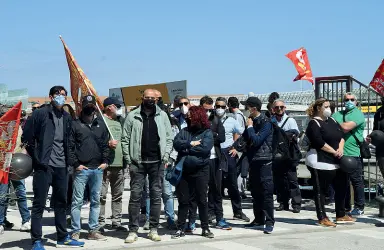  ??  ?? Presidio
I lavoratori davanti alla sede di Avm durante l’incontro durato tre ore tra sindaco, azienda e sindacati ( foto Vision)