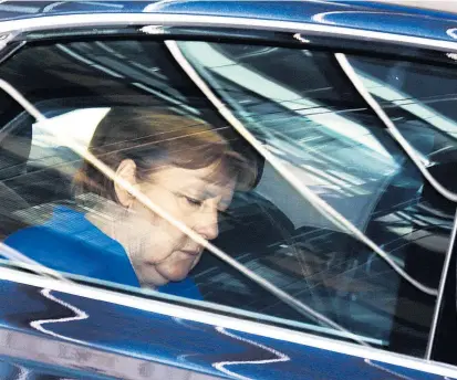  ??  ?? Nach einer langen Nacht sammelte Kanzlerin Angela Merkel am Montag im Auto neue Kräfte.