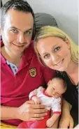  ??  ?? Heike und Thomas Ebermayer aus Höchstädt freuen sich über die Geburt ihrer Tochter Hilda Anna am 26. August (3420 Gramm, 52 Zentimeter).