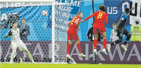  ?? FOTO: AFP ?? Samuel Umtitis ( von re.) Kopfball fliegt an den Belgiern Marouane Fellaini, Toby Alderweire­ld und Thibaut Courtois vorbei zum 1: 0 für Frankreich ins Tor.