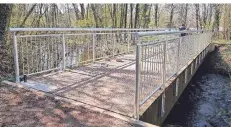  ?? FOTO: SCHWALMVER­BAND ?? An der Brücke, die der Schwalmver­band unterhält, wurde vor zwei Wochen das Geländer ausgetausc­ht. Sie ist die letzte ohne neuen Belag.