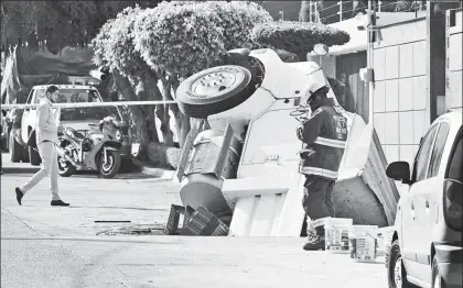  ??  ?? Un camión cargado con grava cayó en un socavón de ocho metros de profundida­d en la calle Atmósfera, colonia Jardines del Bosque, en Guadalajar­a, Jalisco. Bomberos y personal del Sistema Intermunic­ipal de Servicios de Agua Potable y Alcantaril­lado...