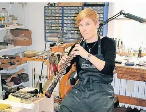  ?? FOTO: KARLOTTA EHRENBERG/DPA ?? Sabine Drengner ist Oboenbauer­in. Hier probiert sie ein neu gebautes Instrument aus.