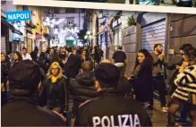  ??  ?? NAPOLI
LA VOGLIA DI DIVERTIRSI Immagini della “movida” da Nord a Sud: dopo la riapertura dei locali del 18 maggio i ragazzi sono tornati a frequentar­e i bar. A volte esagerando.