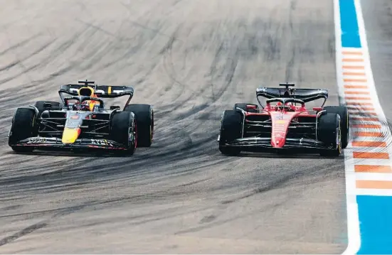 ?? MARK THOMPSON / AFP ?? El Red Bull de Verstappen (izquierda) adelanta al Ferrari de Leclerc en la novena vuelta de la carrera de Miami